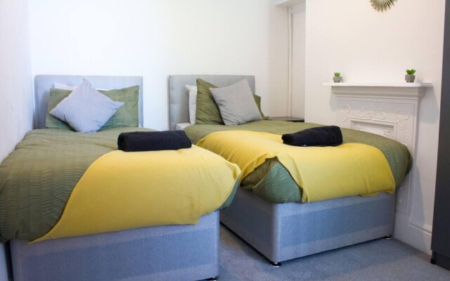 Lovely 4-bed House in Liverpool