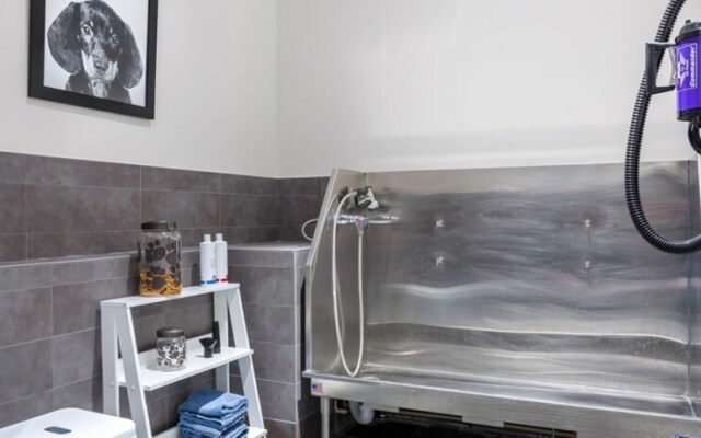 Global Luxury Suites Clarendon Metro