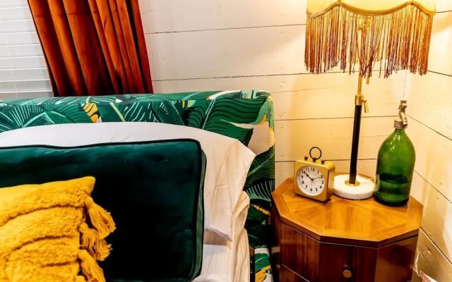 Best Location in Downtown NB Golf Cart Included!