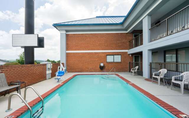 Super 8 by Wyndham Dandridge