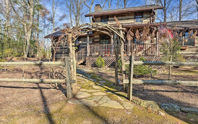 Cabin Near Boone w/ Hot Tub & Mountain Views