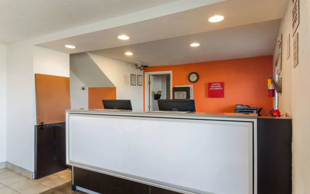 OYO Hotel Mobile, AL I-65 at Airport Blvd