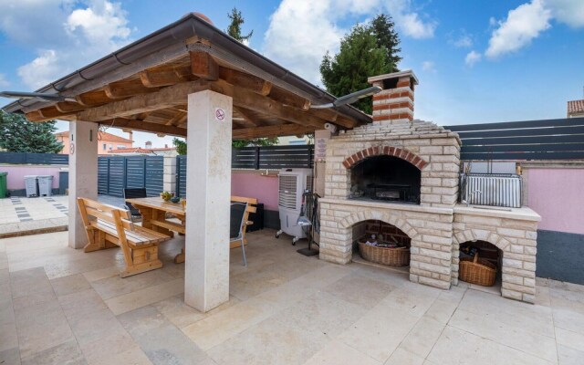 Nice Home in Valbandon With Wifi and 3 Bedrooms