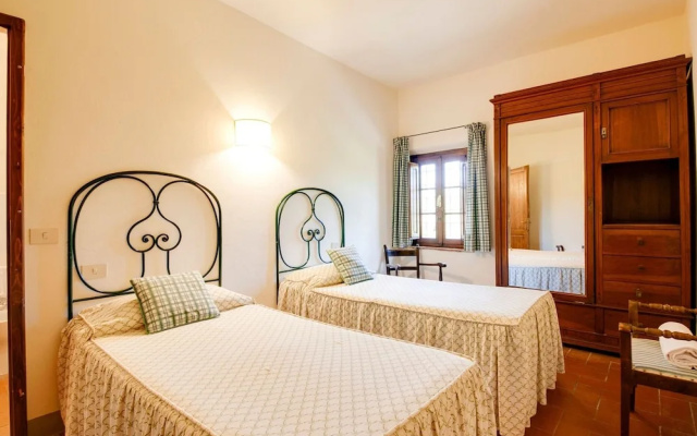 Belvilla by OYO Lavish Farmhouse With Fireplace