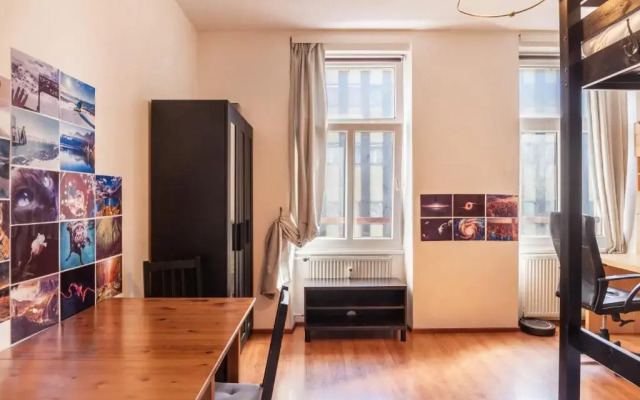 Cozy central apartment 1min train