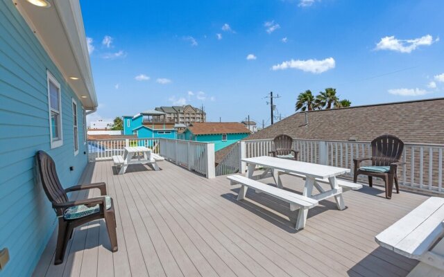 Sea-esta Completely Renovated 2 Story Home Only 1.5 Blocks To The Beach! 4 Bedroom Home by Redawning