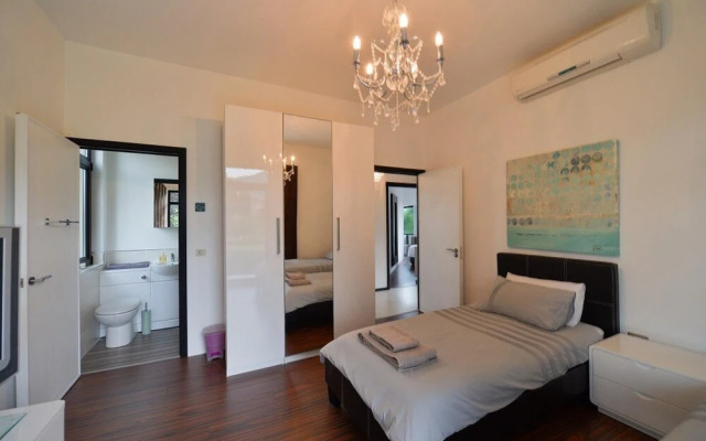 Nia Villa