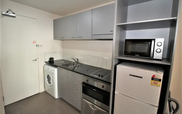 Unbeatable Central Apt next to Queen 22H