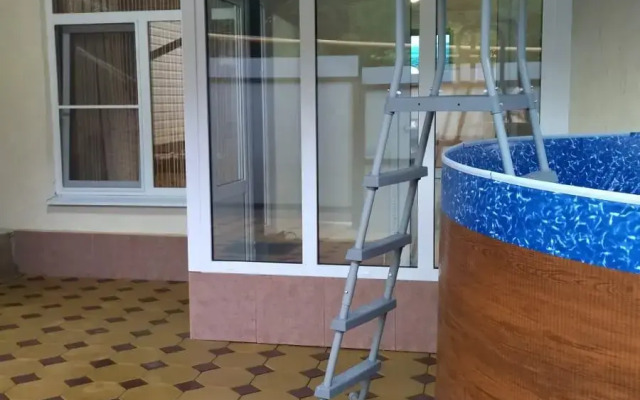 Semeyny om u podnozhiya gory Medovaya