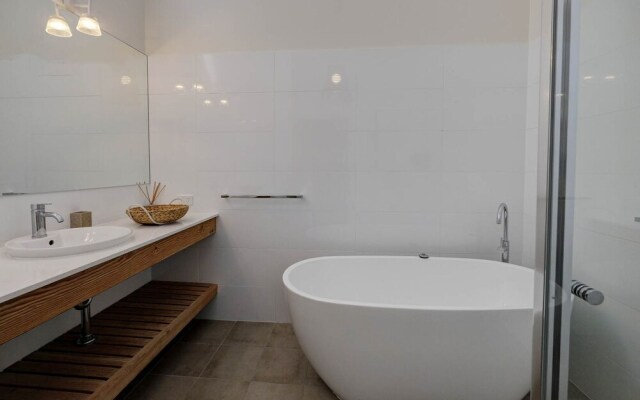 DREAMERS (4 Night Min)