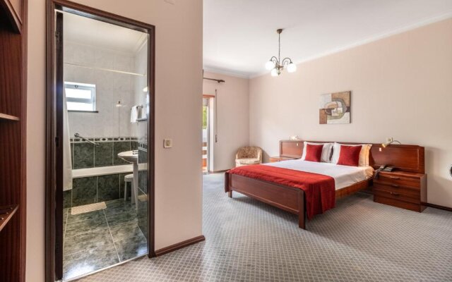 Hotel Colmeia Monte Real