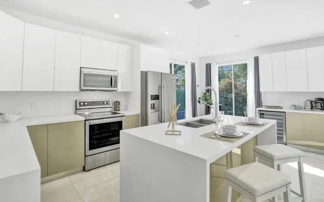 4BR Hollywood Beach Home with Pool