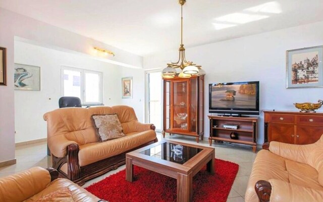 Apt w Jacuzzi, Balcony & sea View, 3 min to Beach