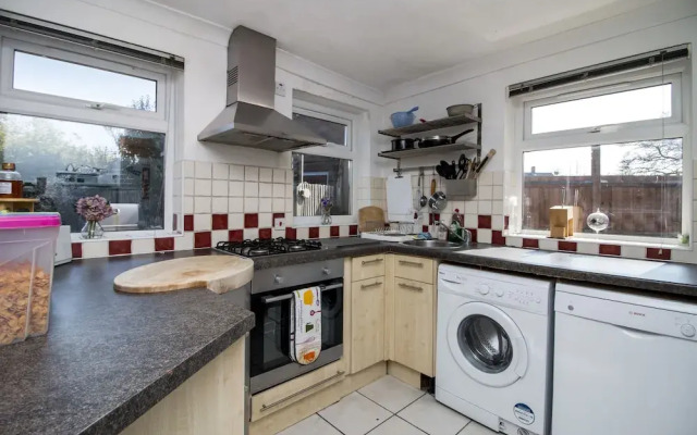 Lovely Rooms in a Quiet Place of Woking