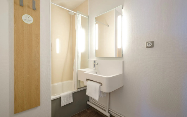 B&B HOTEL Calais Coquelles Tunnel sous la Manche