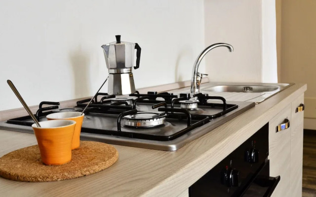 JOIVY Stunning 2-BR Flat w/ Balcony