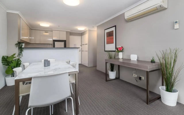 2BR 2Bath L8 Executive Apartment, in City Centre