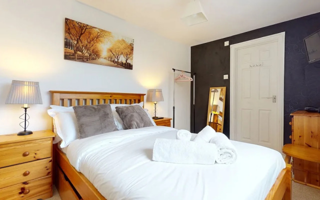 4 Bedroom Home - Sleeps 10 - Free Parking