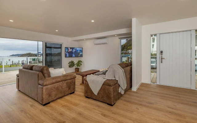 Waterfront Beach House - Paihia Holiday Home
