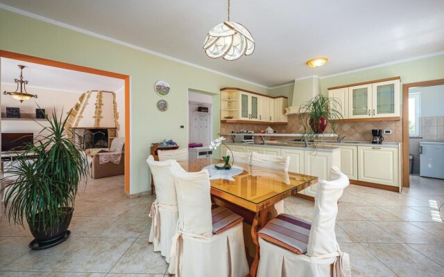 Stunning Home in Vinez With Wifi and 3 Bedrooms