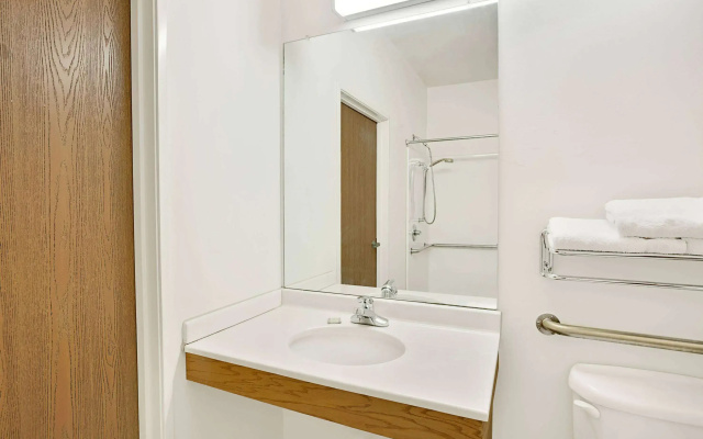 Super 8 by Wyndham Hampshire IL