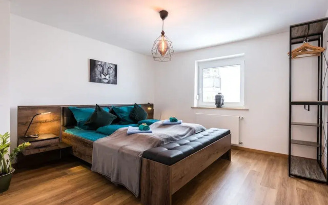 BRIGHT - Augsburg's Biggest - 4BR - Parking - Kitchen