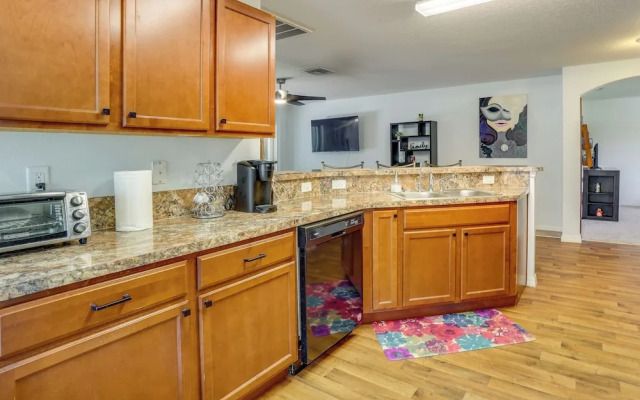 Tavares Retreat w/ Covered Patio & Private Yard