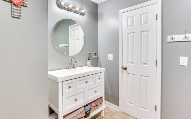 Tennessee River Retreat: Multi-level Deck & Views