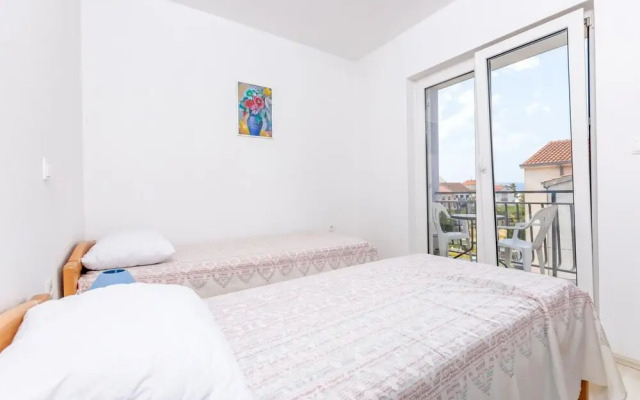 Amazing Apartment in Podstrana With Wifi and 2 Bedrooms