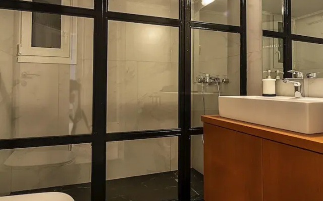 Elegant, spacious & minimalist aptm w/balcony