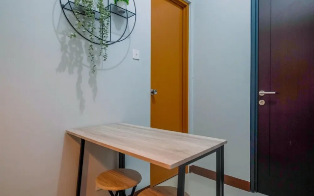 Comfort 1Br At Royal Heights Apartment