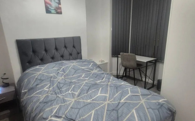 3 Bed Home Free Wifi & Netflix Central Location