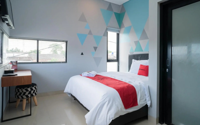 RedDoorz near Sindu Kusuma Edupark 3