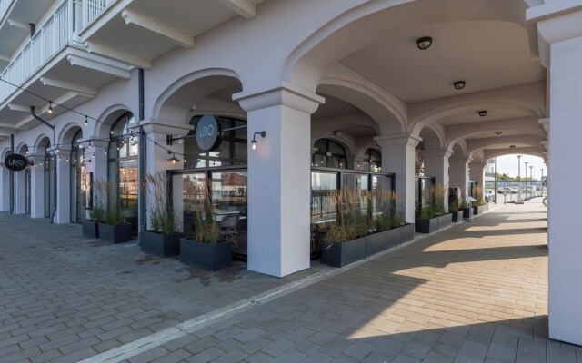 Bulwar Zachodzącego Słońca by Renters