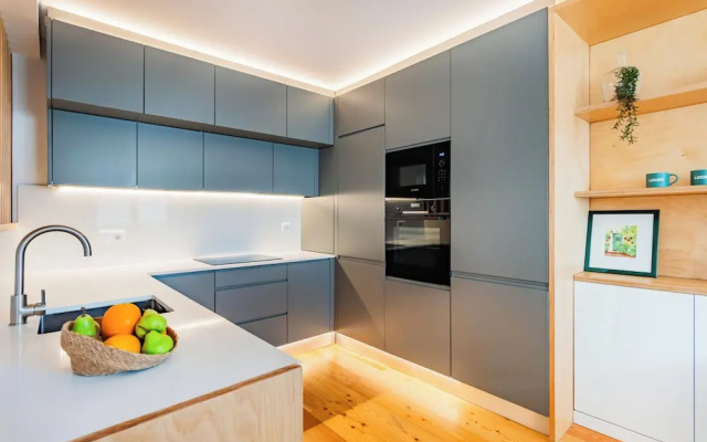 Oeiras Spacious and Coastal Flat