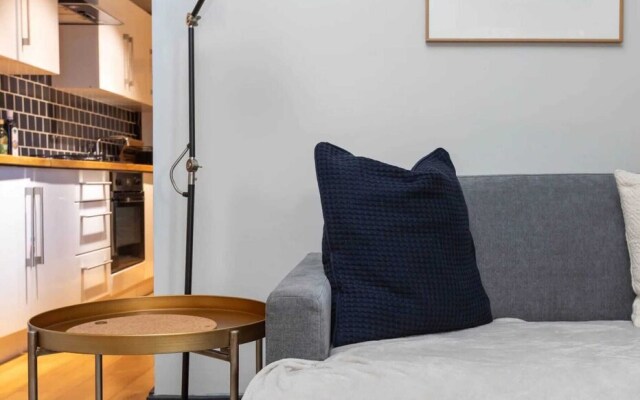 Stylish 2 Bedroom Flat With Large Private Garden
