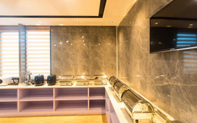 Chonpines Hotel (Shenzhen Gongming Honghuashan Metro Station)