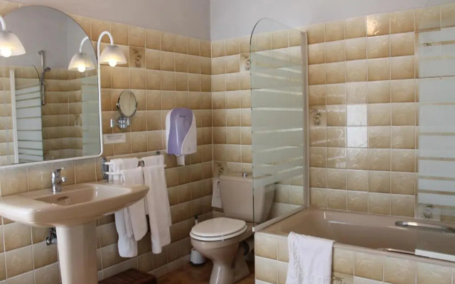 Logis Hotels  Auberge De La Tour   Hôtel Et Restaurant