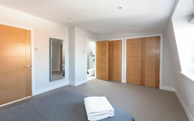 Luxurious Central Windsor Town House