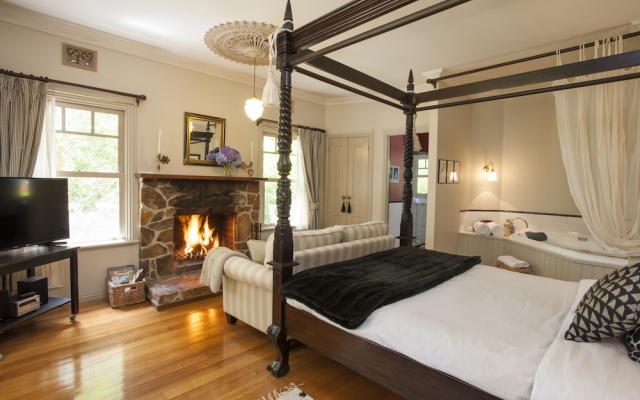 Fern Cottage at Fern Falls Cottages – Guest Rooms – Melbourne