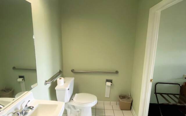 Pine Point Inn & Suites