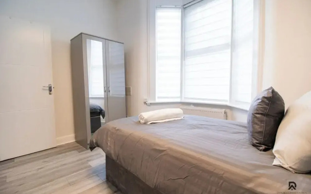 London Apt - Sleeps 4 - Parking - Wifi