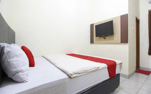 RedDoorz Plus near Stadion Mandala Krida