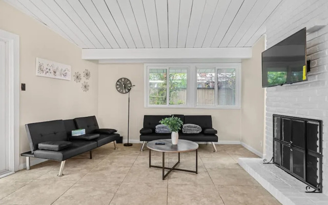 Entire 3br House With Playground