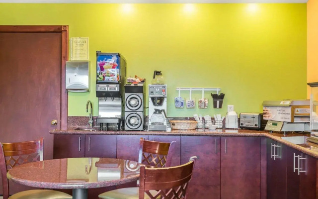 Econo Lodge Inn & Suites