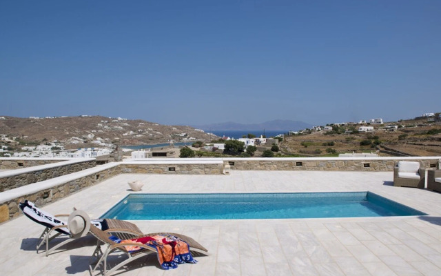 Nephiria's Villa Danelina next to Ornos&Psarou beach