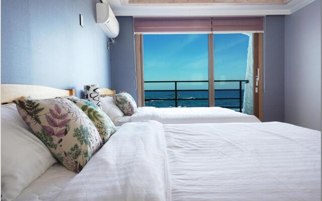 Airport 8Km, Ocean view 203 (Purple Love Room)