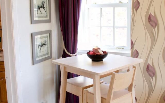 2 Bedroom Central Edinburgh Flat