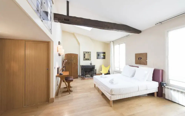 Character near Jardin du Luxemberg