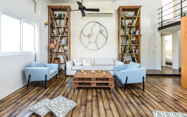 Modern Loft Retreat with Rooftop by Sea N Rent